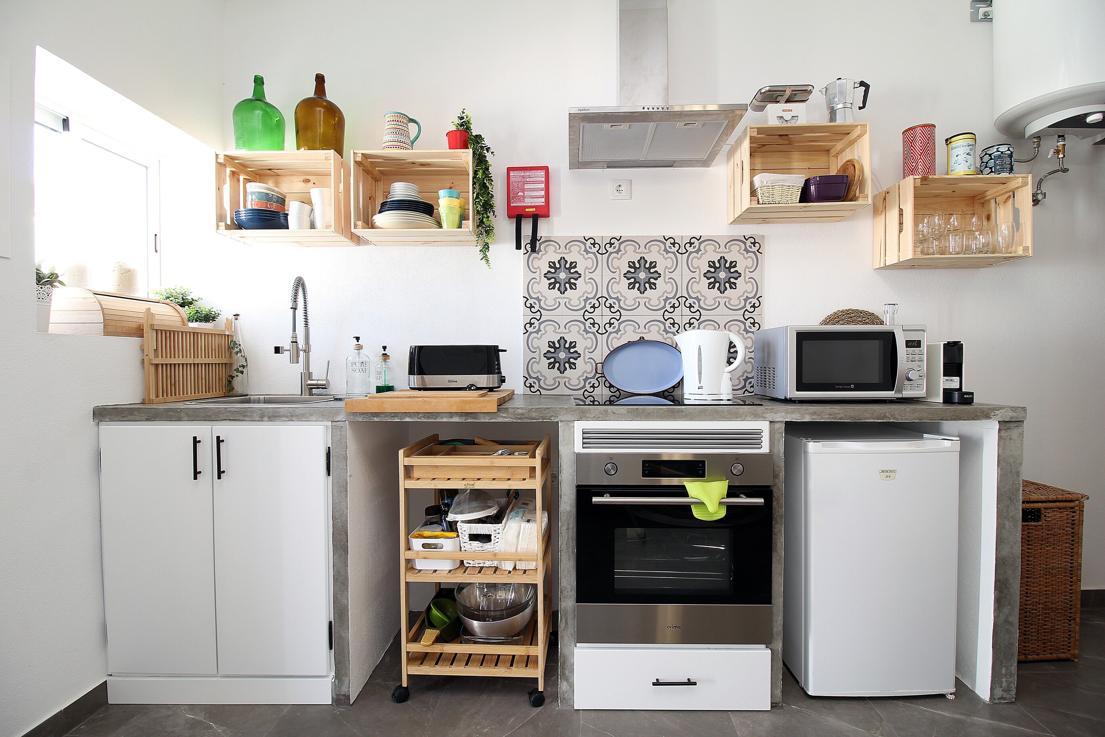 Kühlschrank, Mikrowelle, Ofen, Herdplatte