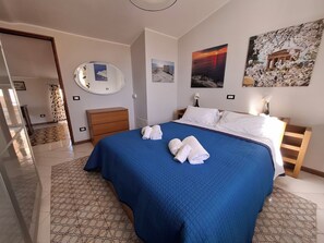 Cortinas blackout, tabla de planchar con plancha y wifi gratis