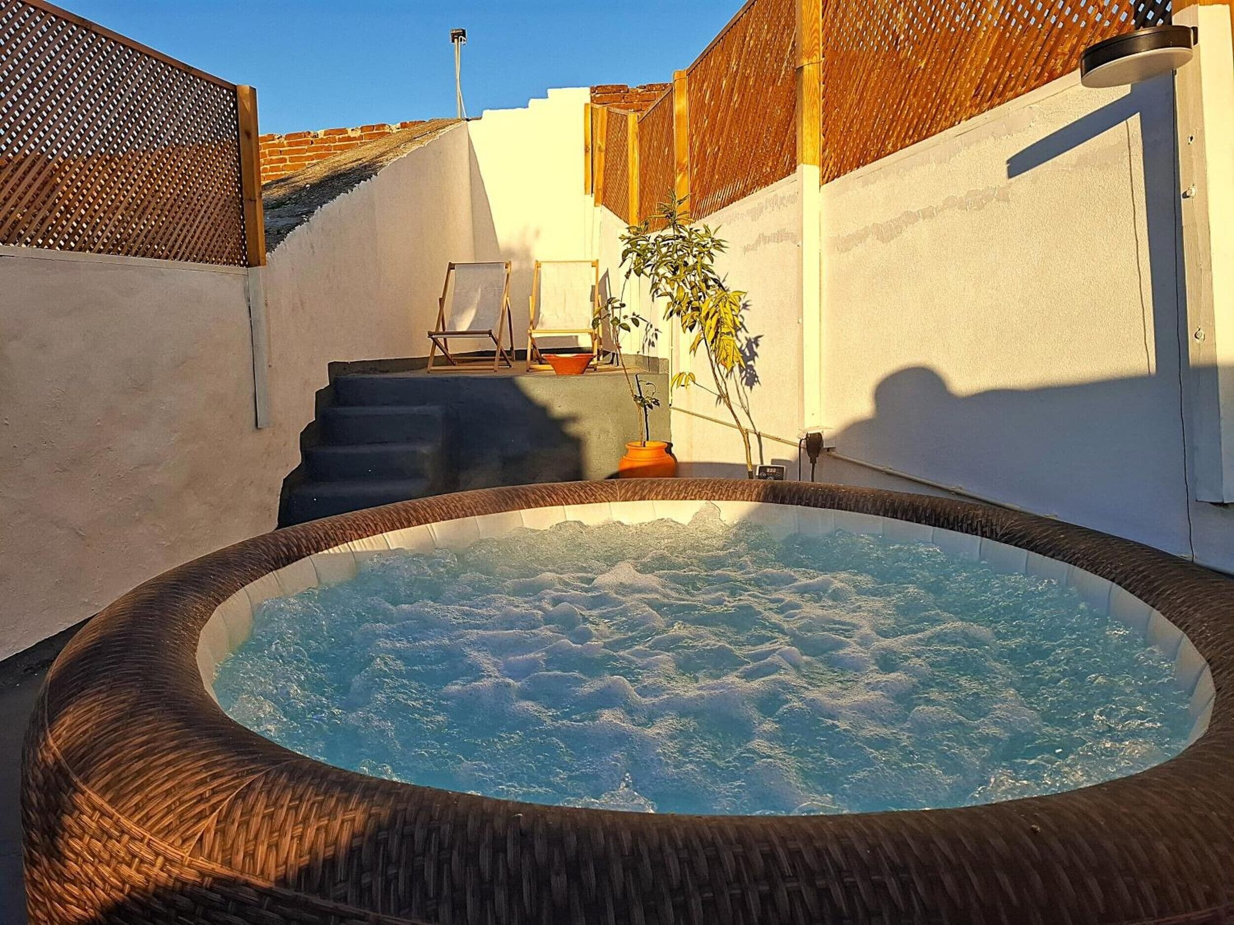 Bañera de hidromasaje al aire libre