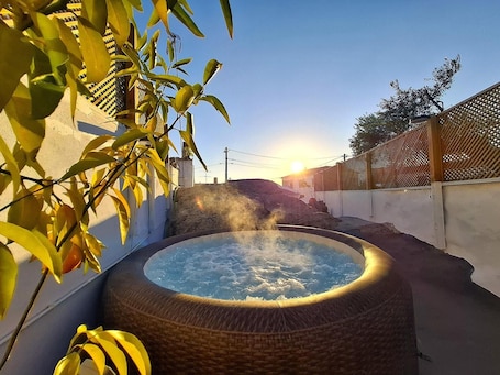 屋外スパ浴槽. Apartment 'Descanso Dos Oleiros' with Private Terrace, Wi-Fi and Air Conditioning