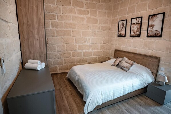 5 bedrooms, iron/ironing board, WiFi, bed sheets