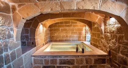 Serena Farmhouse is a Rustic and spacious 5-bedroom with pool and jacuzzi.