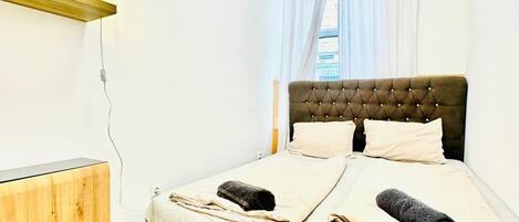 1 bedroom, bed sheets