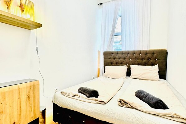 1 bedroom, bed sheets