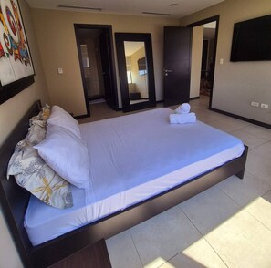 2 عدّة غرف نوم ومكواة/لوح كي وواي فاي وملاءات أسرّة