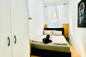 1 bedroom, bed sheets