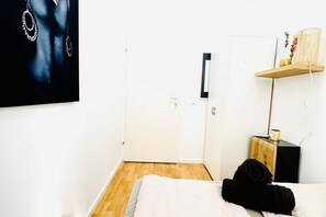 1 bedroom, bed sheets