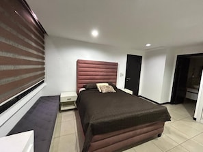 1 dormitori i planxa i posts de planxar