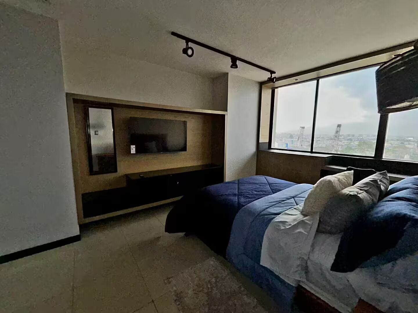 1 slaapkamer, een strijkplank/strijkijzer, wifi