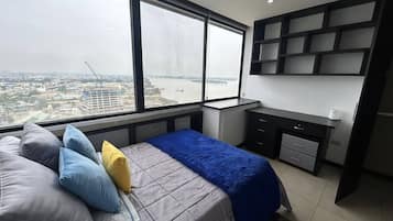 2 bedrooms, iron/ironing board, WiFi