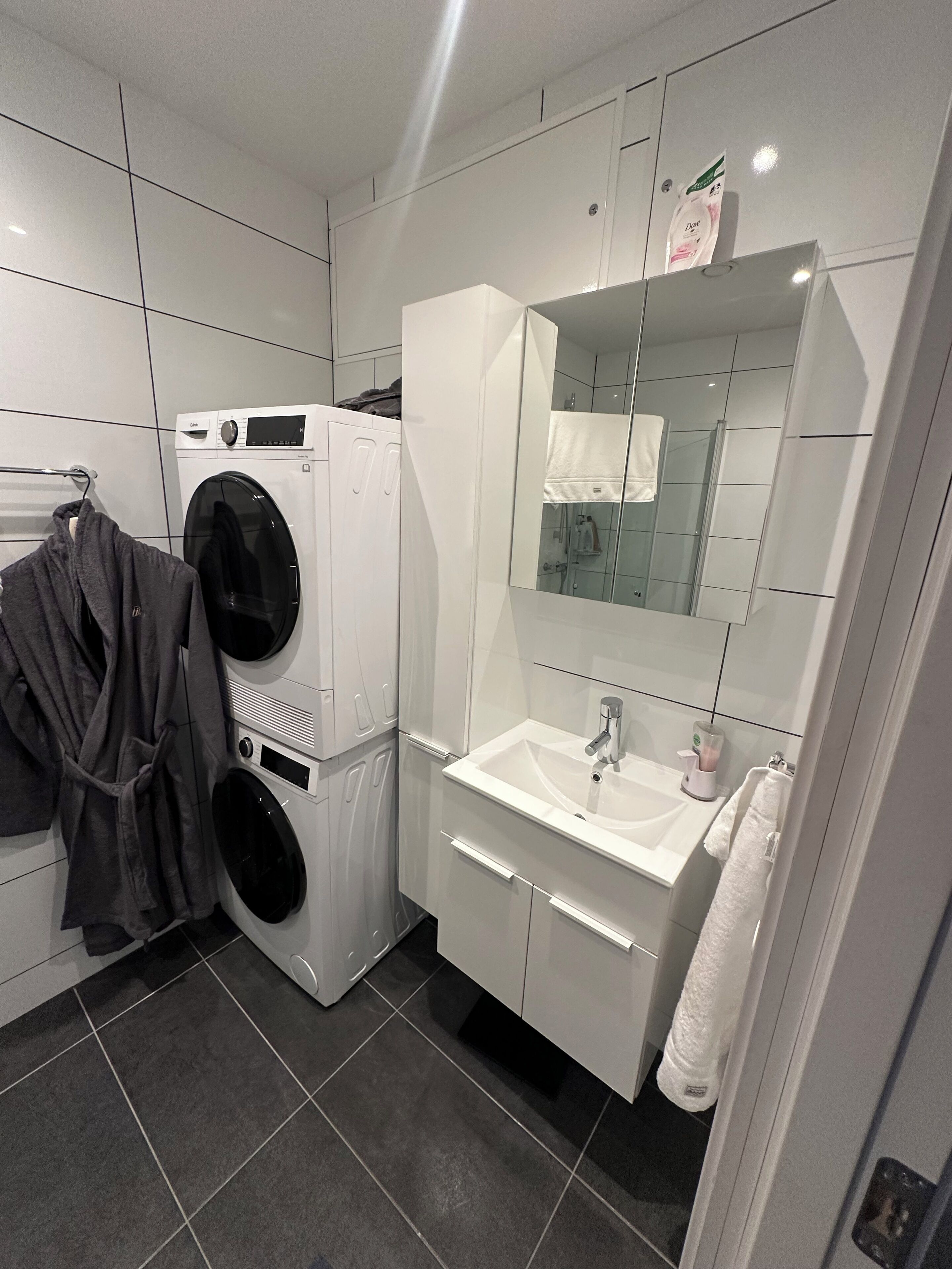 تجهيزات دش، مناشف، صابون، ورق حمّام