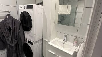 Douche, serviettes fournies, savon, papier toilette