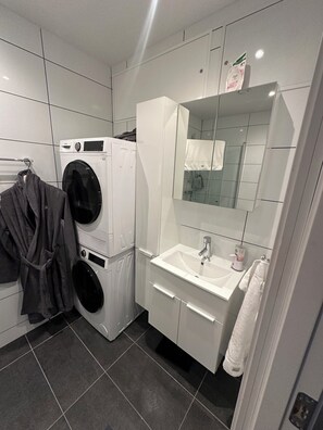 Doccia, asciugamani, sapone, carta igienica