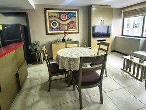 Dining - Luxury apartment with view of the river and pool and work area (Guayas)