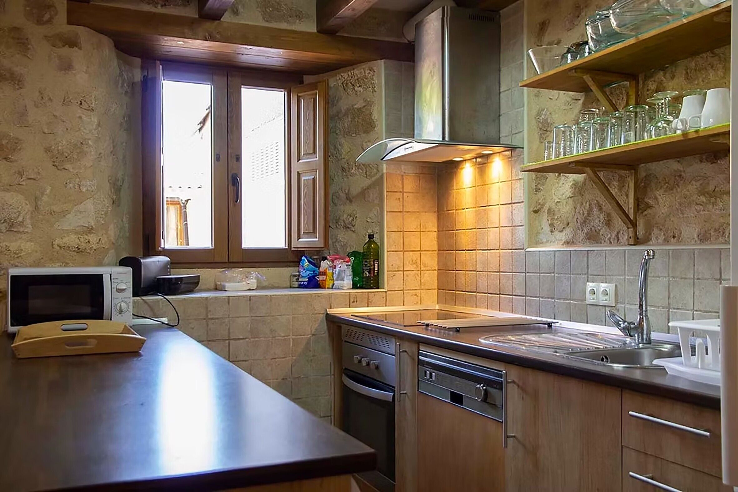 Kylskåp, mikrovågsugn, ugn och spishäll