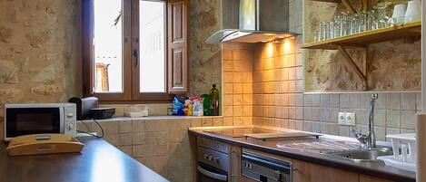 ثلاجة، ميكروويف، غسالة أطباق، ماكينة لصنع القهوة/الشاي