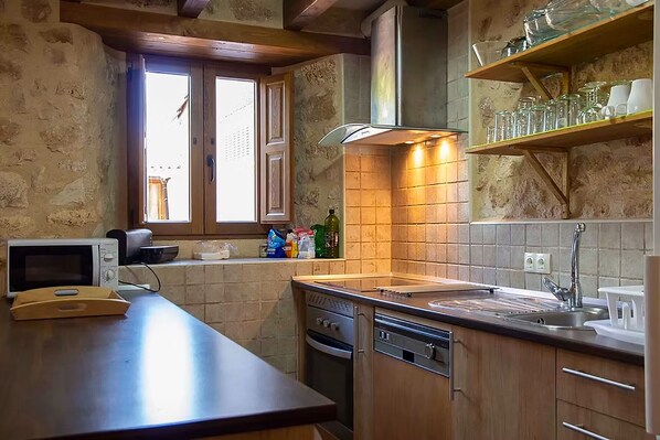 Réfrigérateur, micro-ondes, lave-vaisselle, cafetiÚre/bouilloire