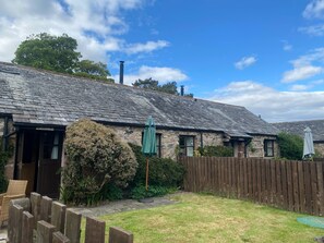 Exterior - Romantic lake district hideaway for 2 plus 4 dogs (Santon Bridge)
