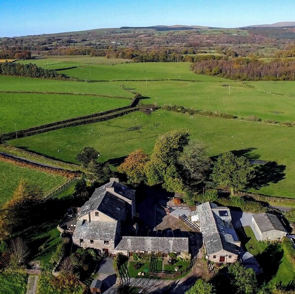 Exterior - Romantic lake district hideaway for 2 plus 4 dogs (Santon Bridge)