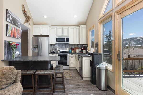 Réfrigérateur, four à micro-ondes, un four, surface de cuisson