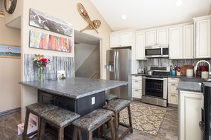 Réfrigérateur, four à micro-ondes, un four, surface de cuisson