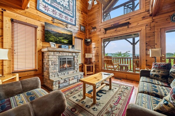 Televisor, llar de foc, videojocs i futbolí 