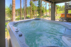 Tina de hidromasaje al aire libre