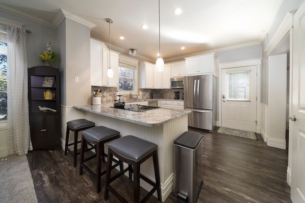 Kjøleskap, mikrobølgeovn, ovn og kokeplater