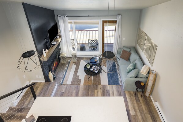 Smart TV, fireplace