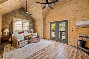 4 bedrooms, desk, iron/ironing board, travel cot - New! Luxe Pool Cabin w/Hot Tub*Theater*Game Room (Gatlinburg)