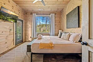 4 chambres, bureau, fer et planche à repasser, lit de bébé portatif