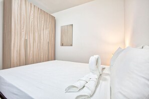 3 bedrooms, desk, iron/ironing board, WiFi