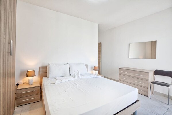 3 habitaciones, escritorio, tabla de planchar con plancha y wifi