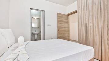 3 bedrooms, desk, iron/ironing board, WiFi