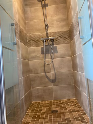 Dusche, Haartrockner, Handtücher