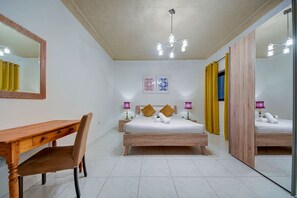 3 habitaciones, escritorio, tabla de planchar con plancha y wifi 
