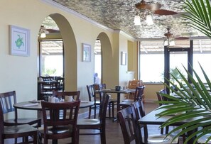 Dining - Awake to sunrise over the Atlantic in this Myrtle Beach beachfront  resort (Myrtle Beach)