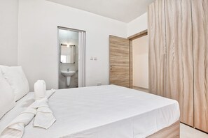 3 bedrooms, desk, iron/ironing board, WiFi