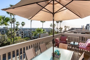 Outdoor dining - Oceanside 3 - Three Bedroom Apartment, Sleeps 8 (San Diego)