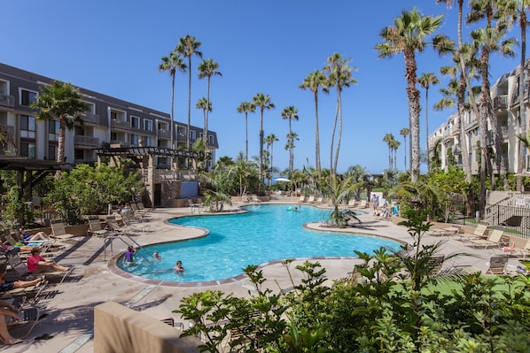 حمّام سباحة مُدفَّأ