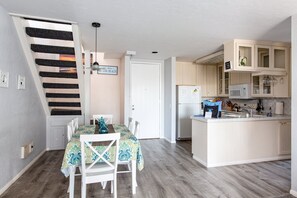Dining - Oceanside 3 - Three Bedroom Apartment, Sleeps 8 (San Diego)