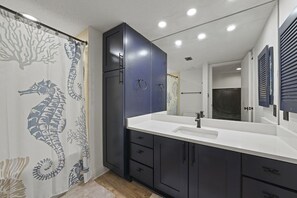 Séchoir à cheveux, serviettes fournies