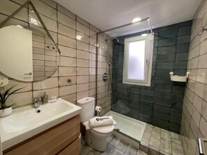 Shower, hair dryer, towels, soap - Miguel Bueno Apartment City Center by Stay Belonio (Málaga)