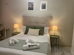 2 chambres, fer et planche à repasser, lit de bébé portatif