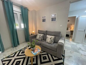 Smart TV - Miguel Bueno Apartment City Center by Stay Belonio (Málaga)