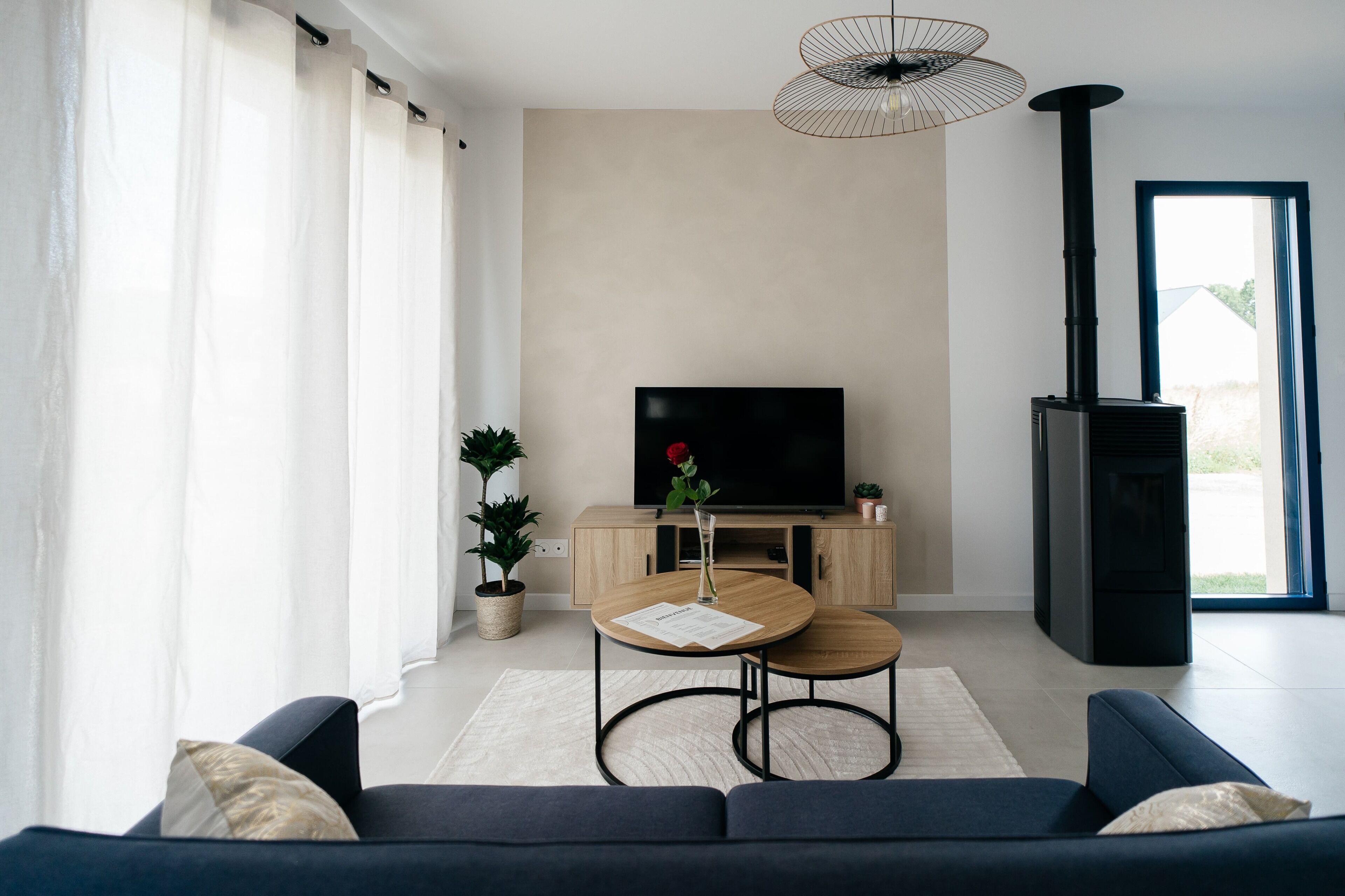 Een televisie en een open haard