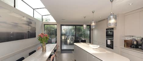 Kühlschrank, Mikrowelle, Ofen, Geschirrspüler