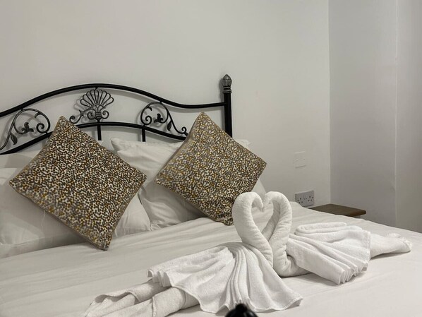 2 habitaciones, escritorio y tabla de planchar con plancha