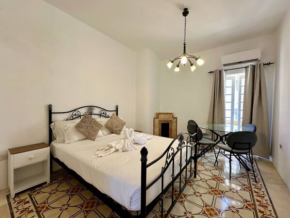 2 bedrooms, desk, iron/ironing board, travel cot - Maltese Charm 2 / 30 seconds to the Sea / Balluta (St. Julian`s)
