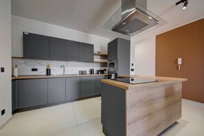 Réfrigérateur, four à micro-ondes, un four, surface de cuisson